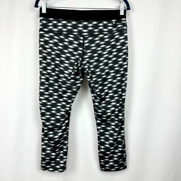 Nike Dri Fit Women's M Printed Relay Cropped Leggings Activewear Y2K Black/White - Picture 3 of 12